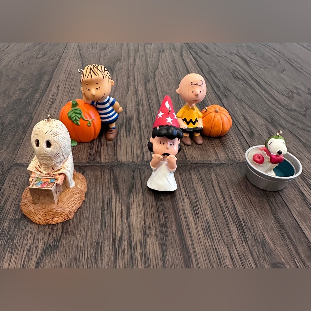 Hallmark 2008 Peanuts Gang Halloween Ornament Set+ 2018 Linus Ornament